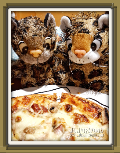 Junior and Juniorientje eating pizza on their first date