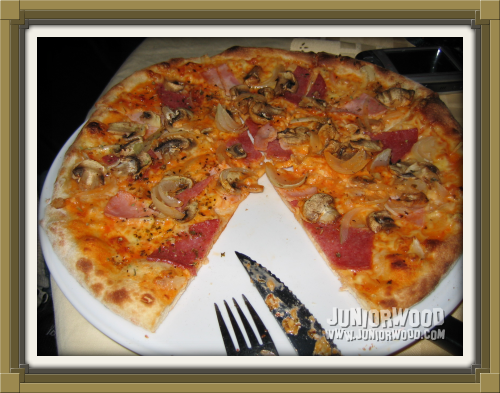 Pizza at Pizzera Venezia in Bremen